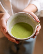 Matcha cerimonial Jade batido puro em tigela de cerâmica, com a cor verde e a espuma fina à mostra